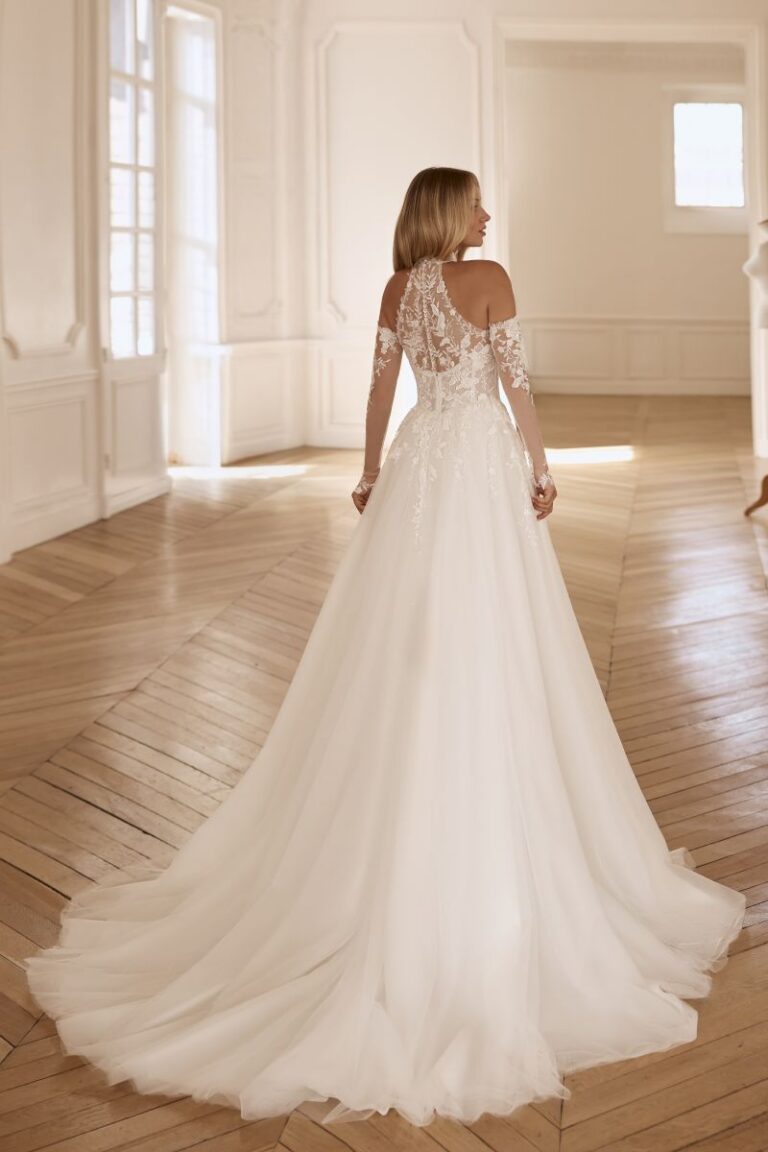 Prinzessin Brautkleid ISADORA von Anna Sposa mit transparentem Spitzenrücken, Knopfleiste und langer Tüllschleppe, Rückansicht, VeryNice Brautmode Winsen bei Hamburg